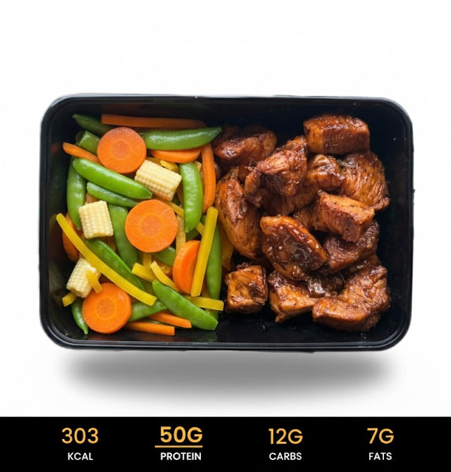 Surinaamse Kip met China Wok-mix (Koolhydraat Arm) Gezonde, halal maaltijd voor je dieet of sportdoelen.
